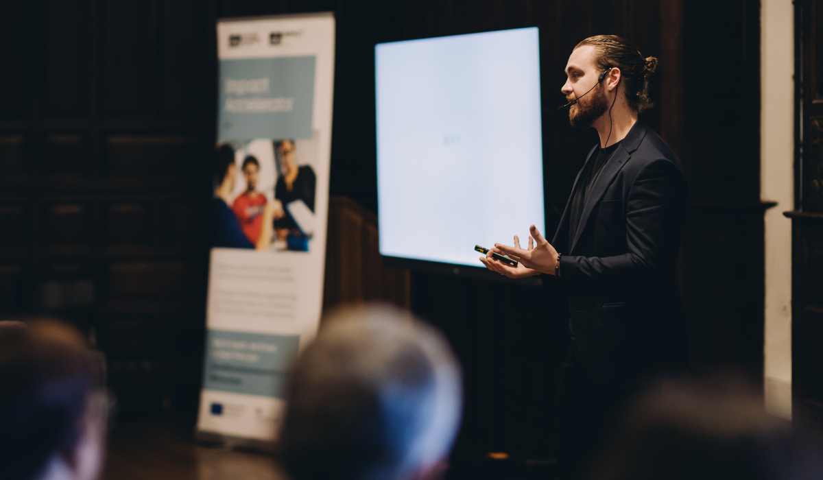 Founder of Mind Data pitching at Demo Day